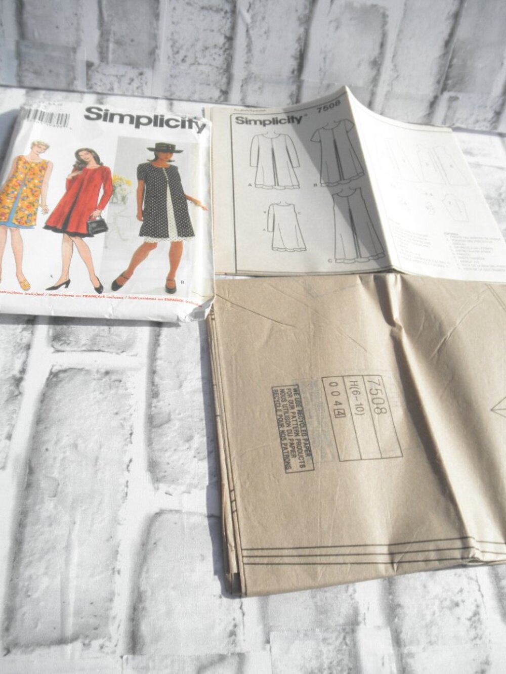 #7508, SIMPLICITY UNCUT SEWING PATTERN MISSES DRESS (SIZE 6-8-10)